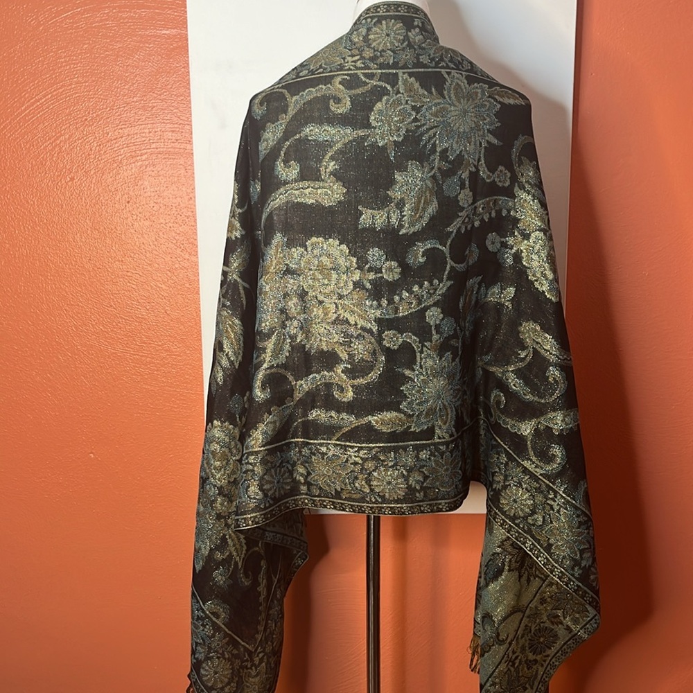 Elegant Floral Patterned Shawl